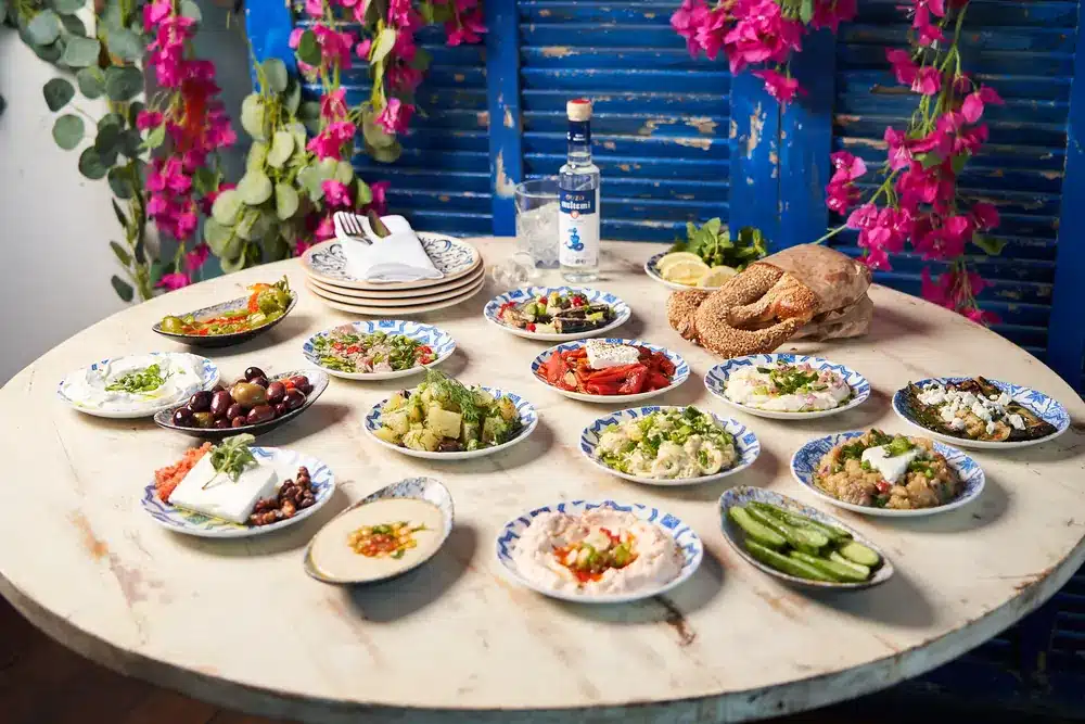 מסעדת סלון יווני של גיא פרץ