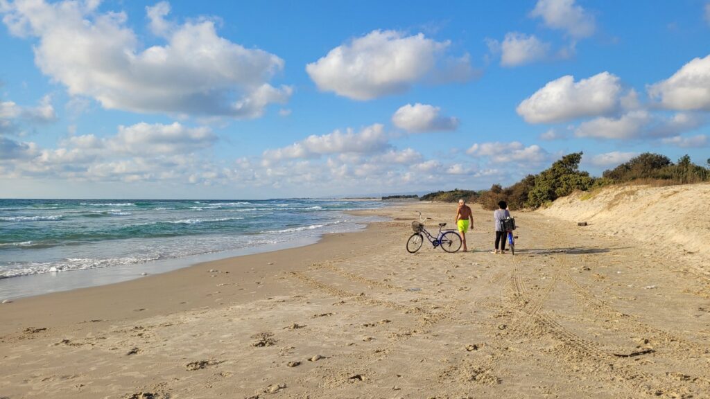 חוף מעגן מיכאל | צילום: מיכל מנור